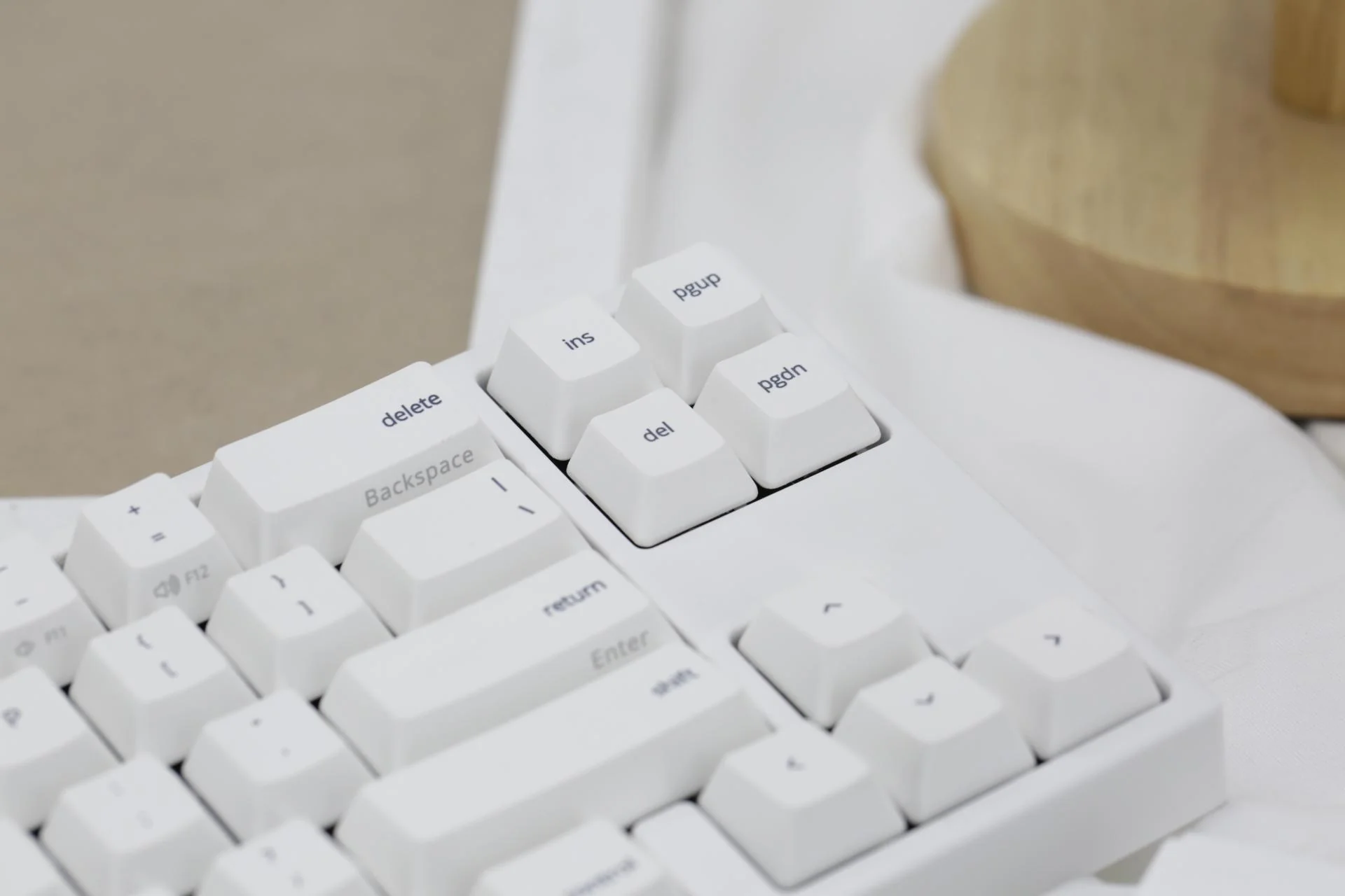 Ducky x Varmilo Miya Pro Mac White LED 65% Dye Sub PBT Mechanical Keyboard - Image 7