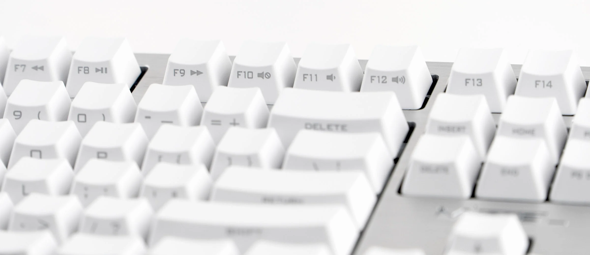Mistel Sleeker Silver White LED TKL Dye Sub PBT Aluminum Mechanical Keyboard - Image 6