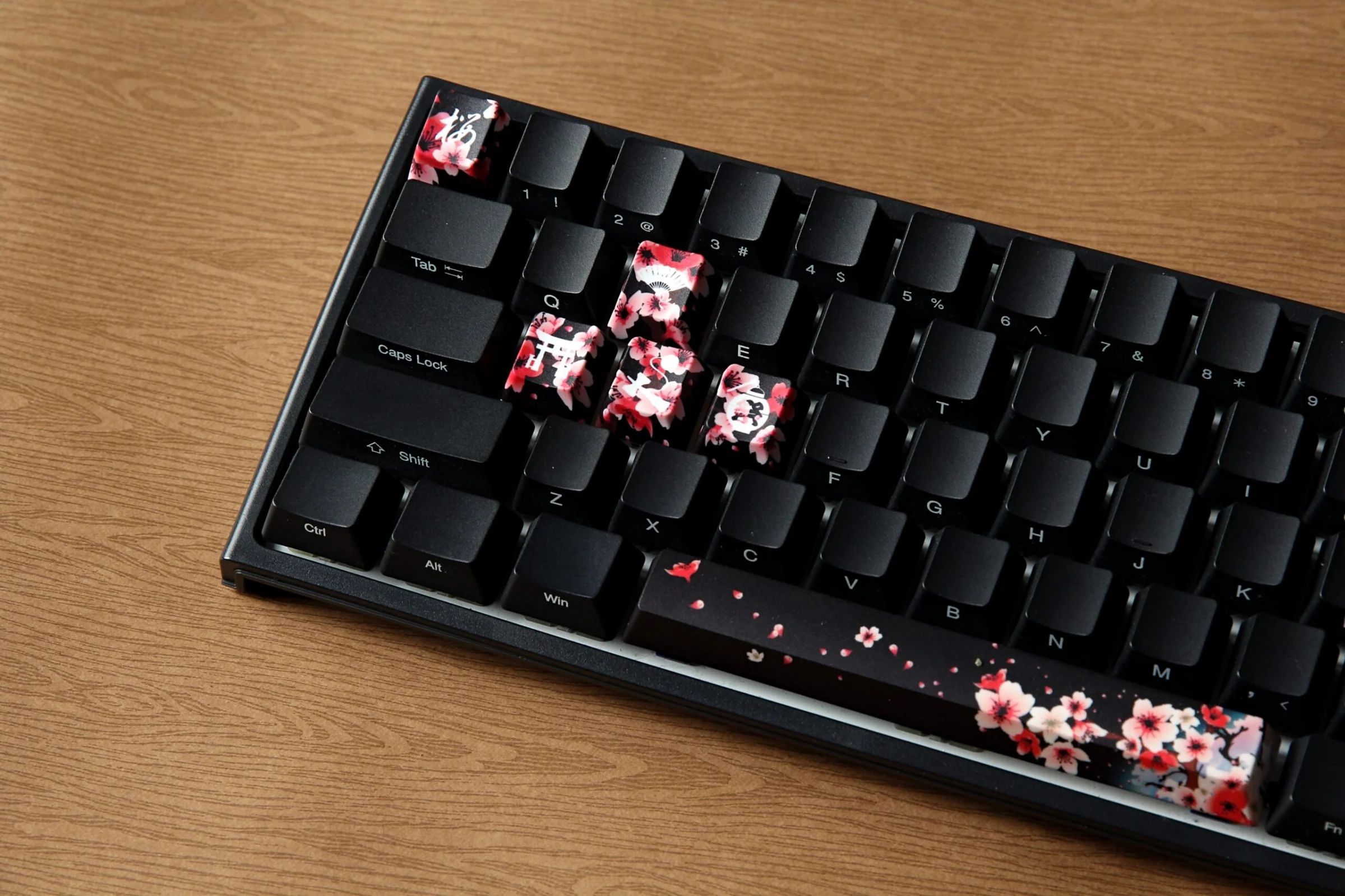 Traitors Sakura Kuro 6 Key OEM Profile Dye Sub Keycap Set - Image 6