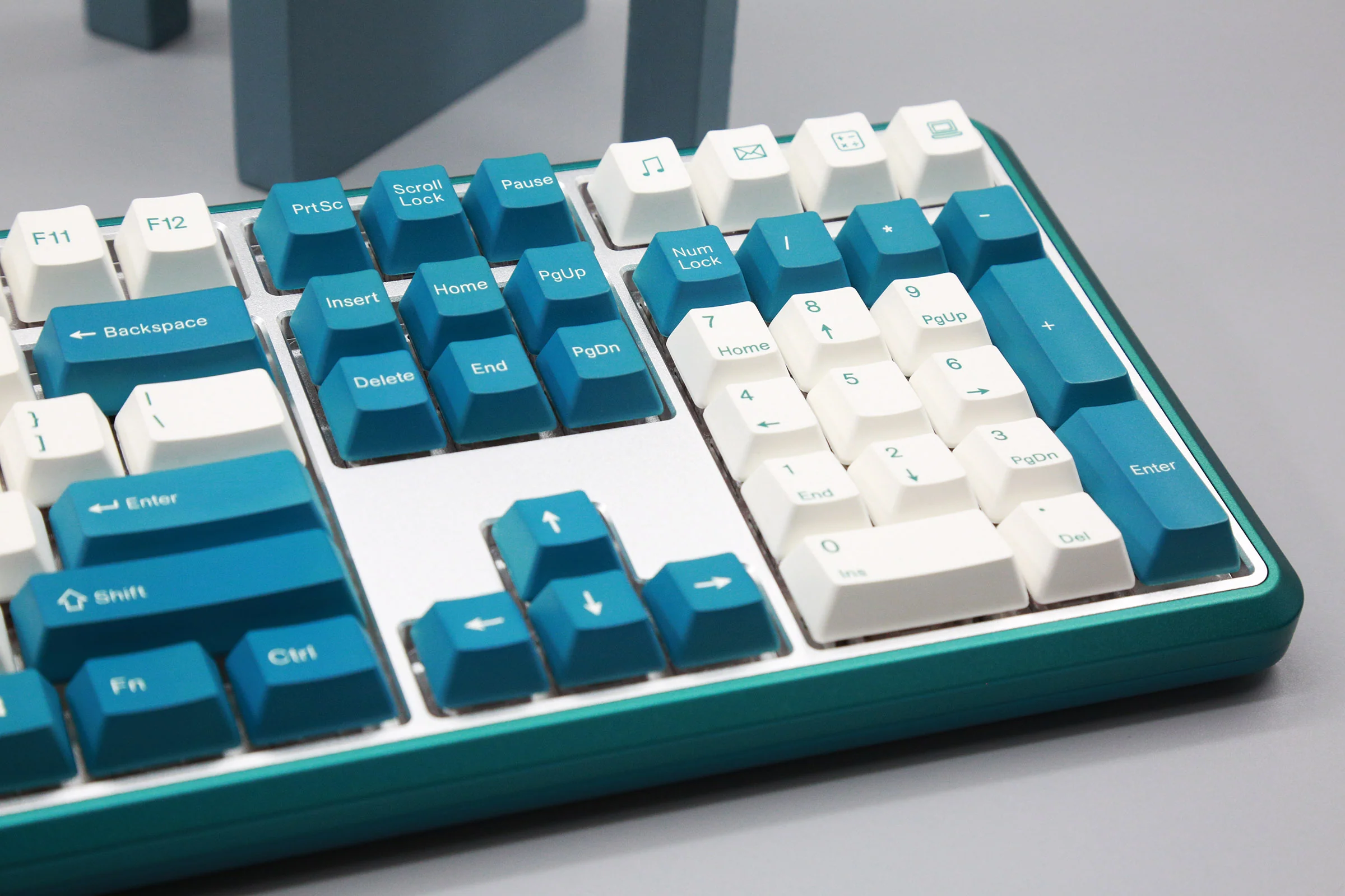 Varmilo Sword 2-108 Twilight Green White LED Dye Sub PBT Aluminum EC Mechanical Keyboard - Image 4