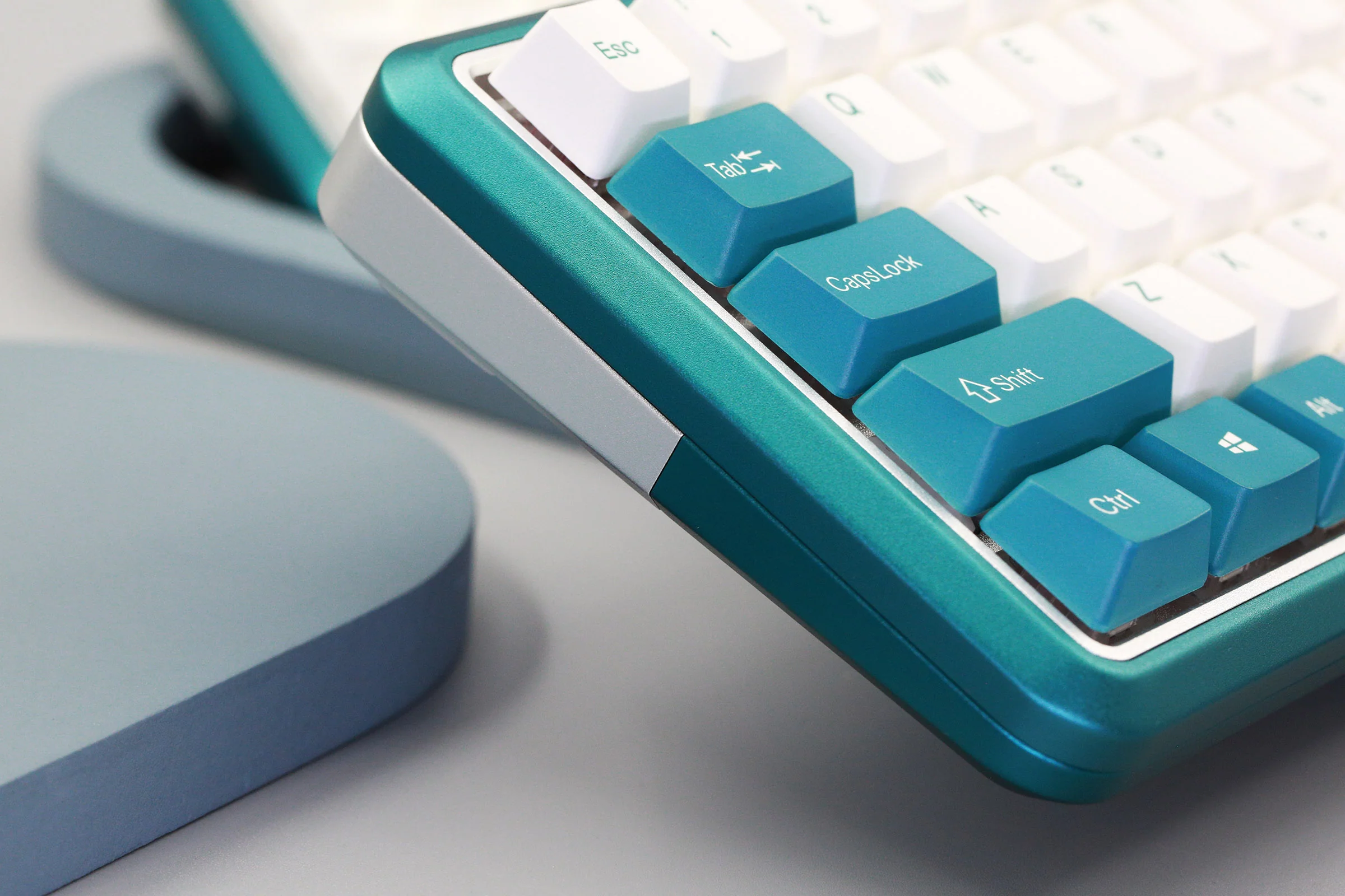 Varmilo Sword 2-68 Twilight Green White LED 65% Dye Sub PBT Aluminum EC Mechanical Keyboard - Image 4