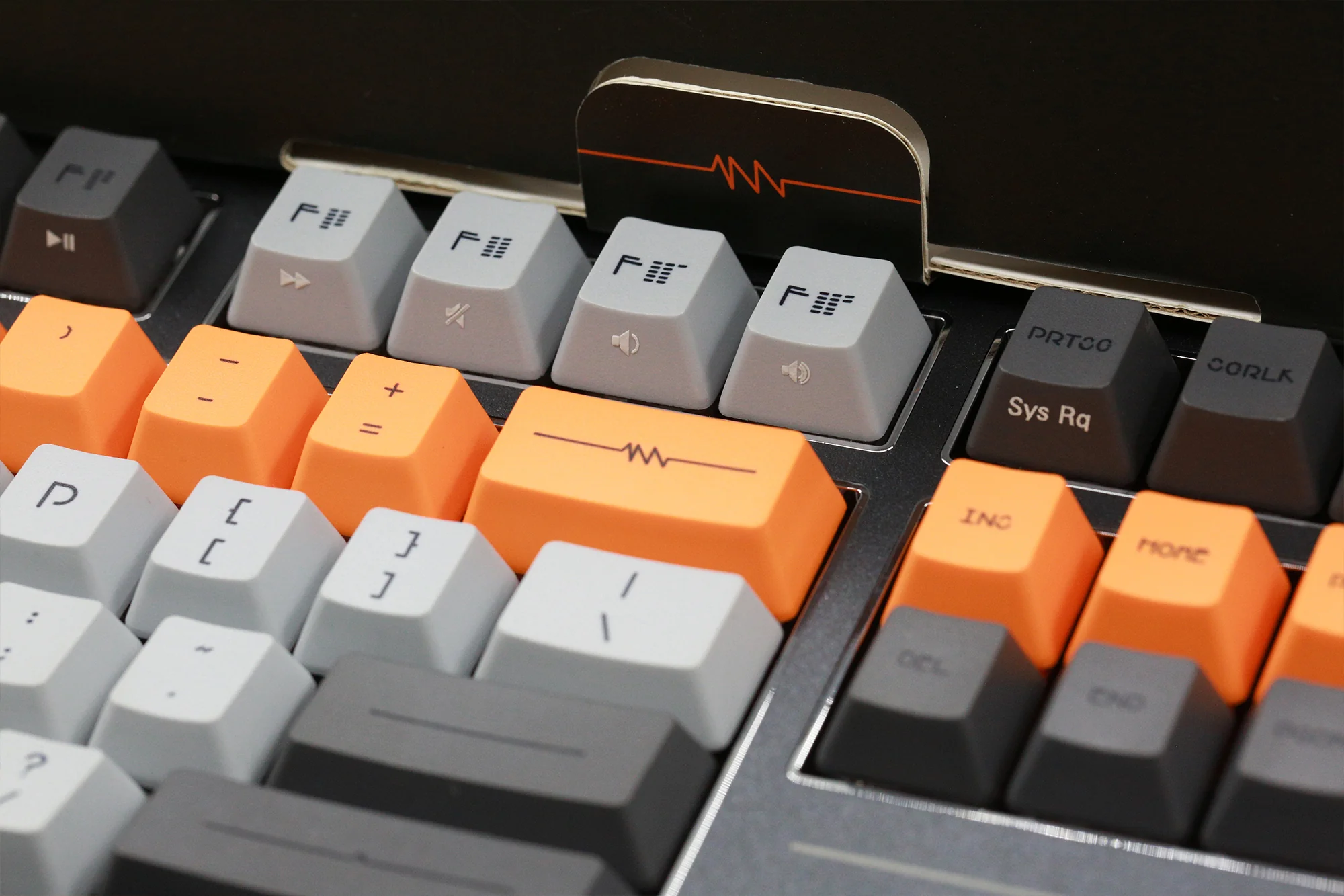 Varmilo Lure Series Lie Triple Mode Bluetooth + Wireless 2.4 GHz Mechanical Keyboard - Image 13