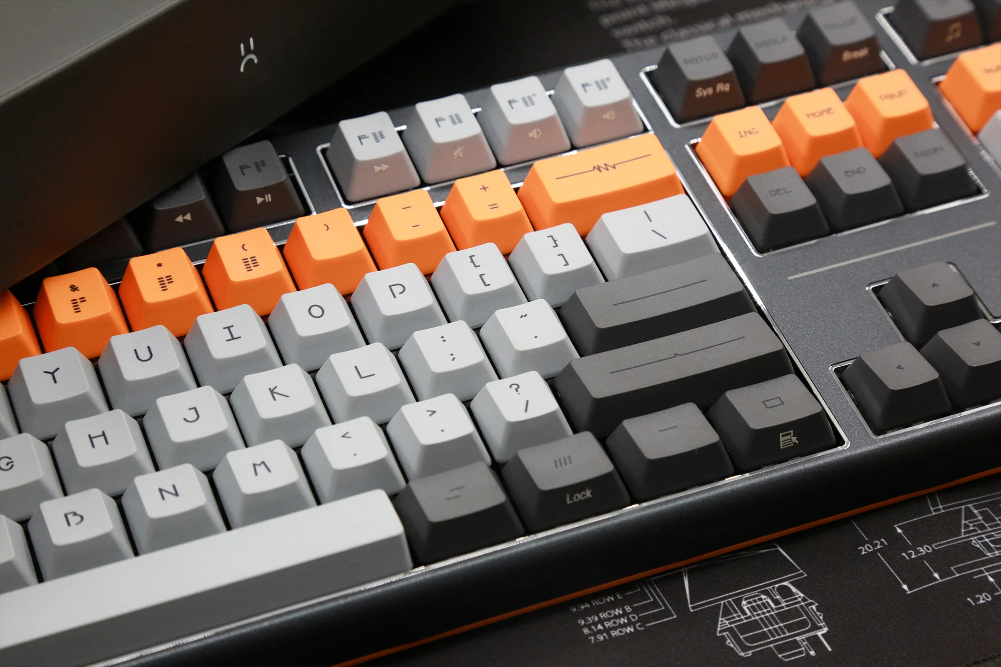 Varmilo Lure Series Lie Triple Mode Bluetooth + Wireless 2.4 GHz Mechanical Keyboard - Image 7