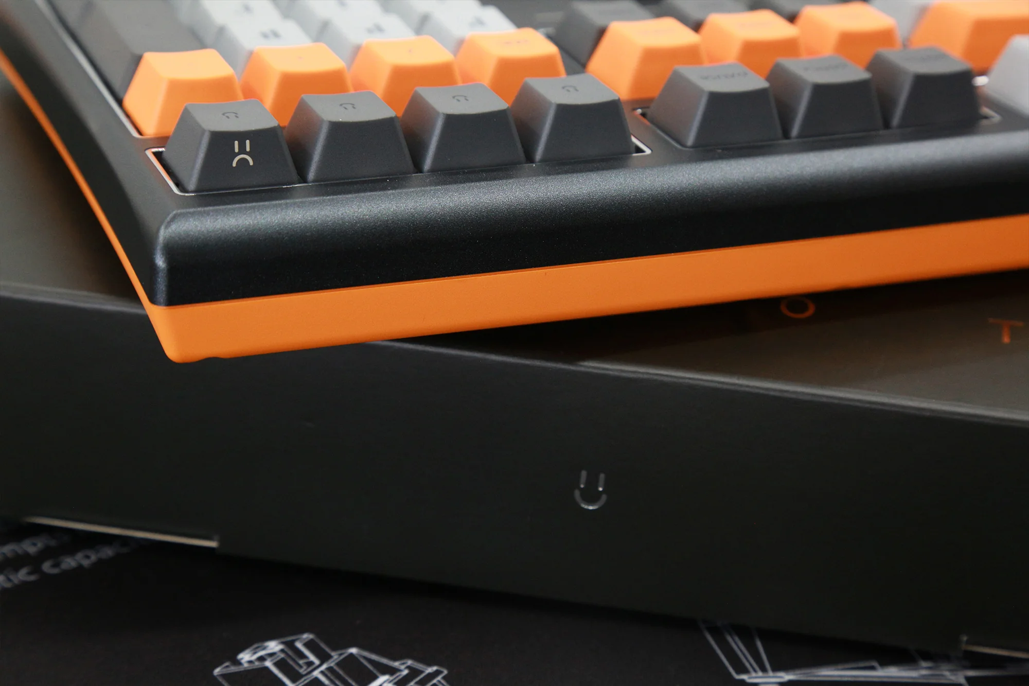 Varmilo Lure Series Lie Triple Mode Bluetooth + Wireless 2.4 GHz Mechanical Keyboard - Image 9